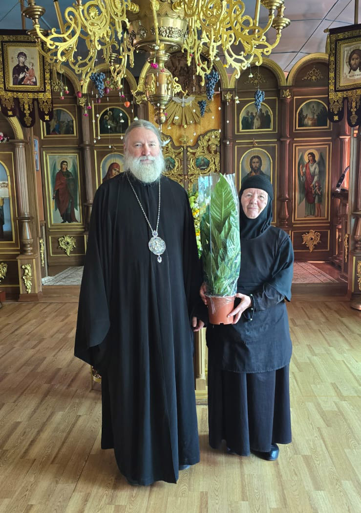 Епископ Игнатий поздравил с 67-летием монахиню Меланию