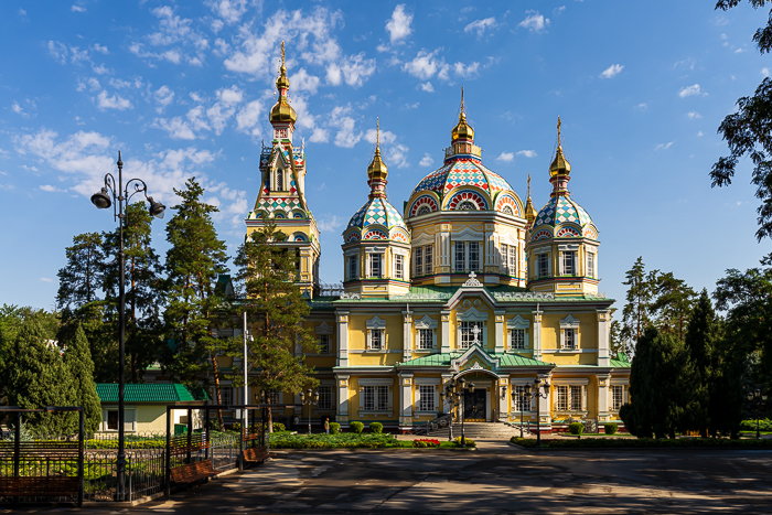 В воскресный день, отмеченный празднованием в честь Смоленской иконы Божией Матери, епископ Игнатий сослужил за торжественной Литургией митрополиту Александру в главном храме Алма-Аты