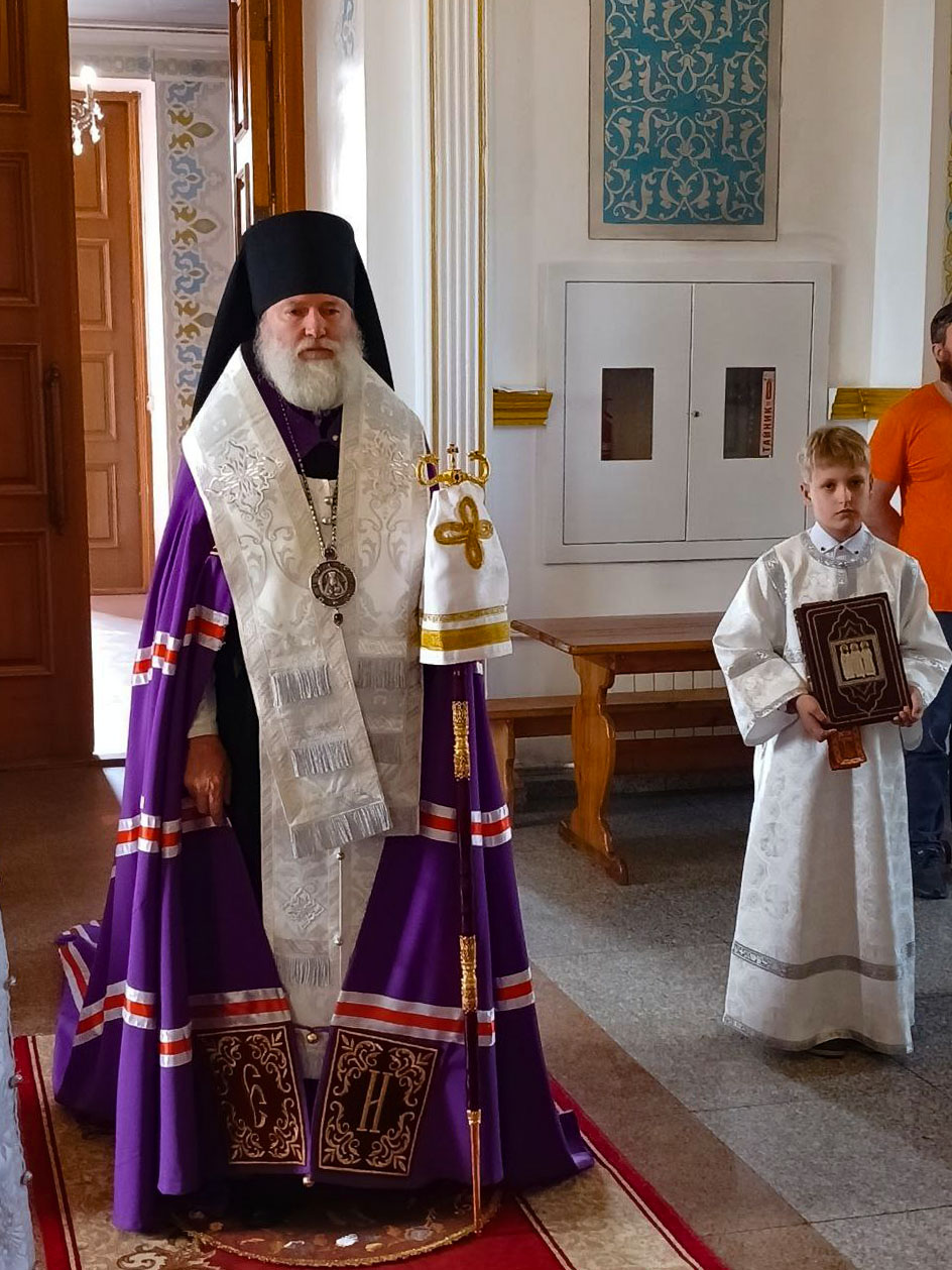 Епископ Игнатий совершил всенощное бдение накануне воскресного дня в Никольском соборе