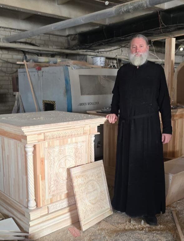 Епископ Игнатий посетил столярный цех в Актюбинске