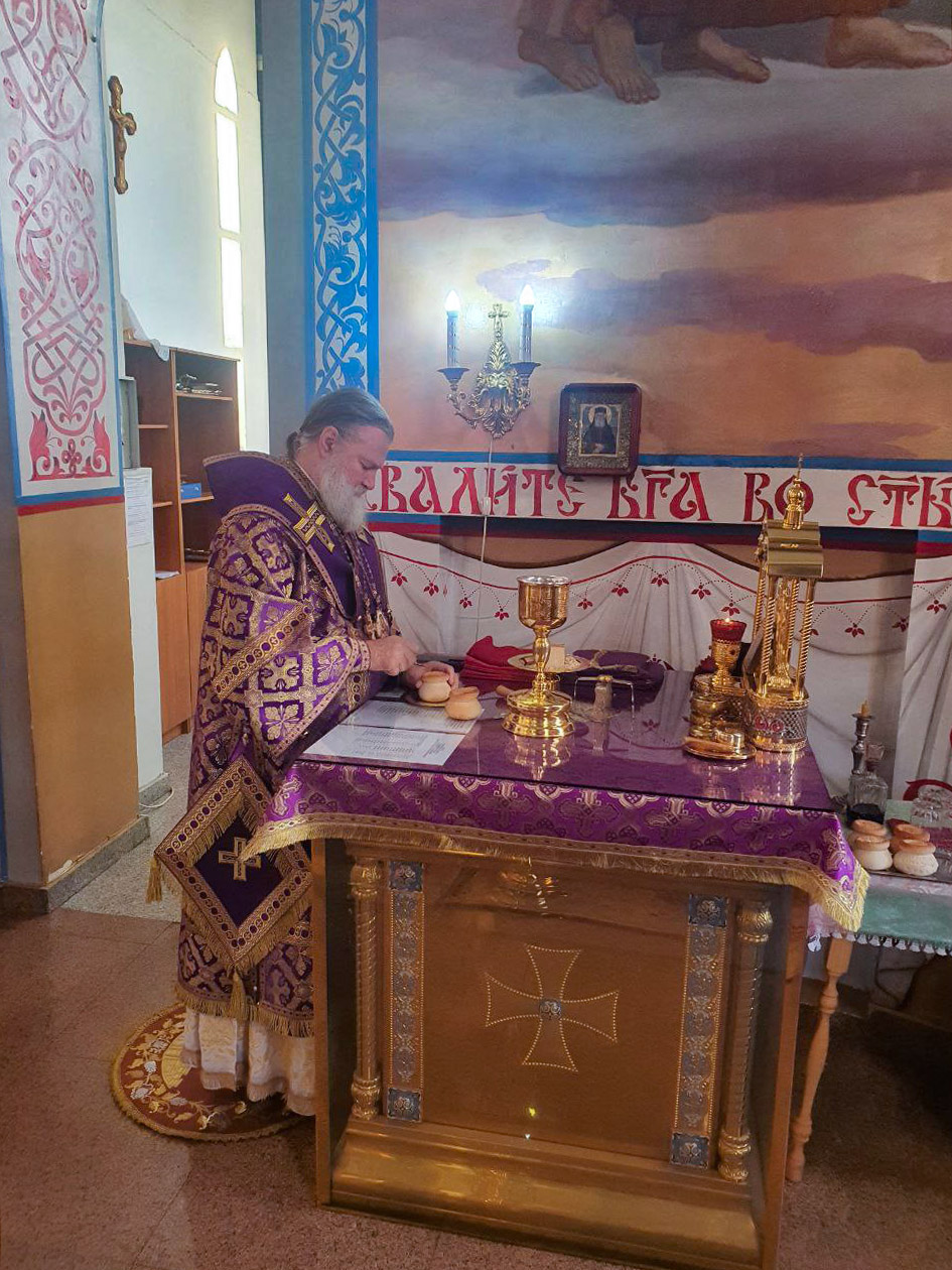 Епископ Игнатий совершил Литургию воскресного дня в Свято-Никольском соборе Актобе