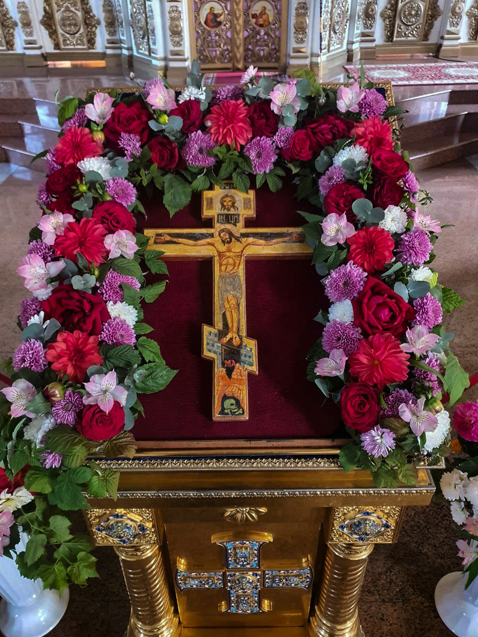 В праздник Воздвижения Креста Господня епископ Игнатий возглавил Литургию в Никольском соборе