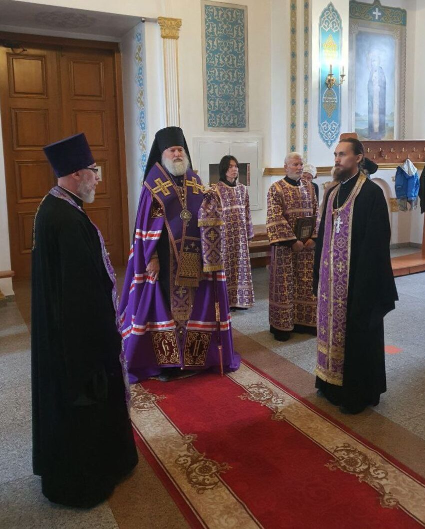 Накануне празднования Воздвижения Креста Господня епископ Игнатий совершил всенощное бдение в главном храме Актюбинска