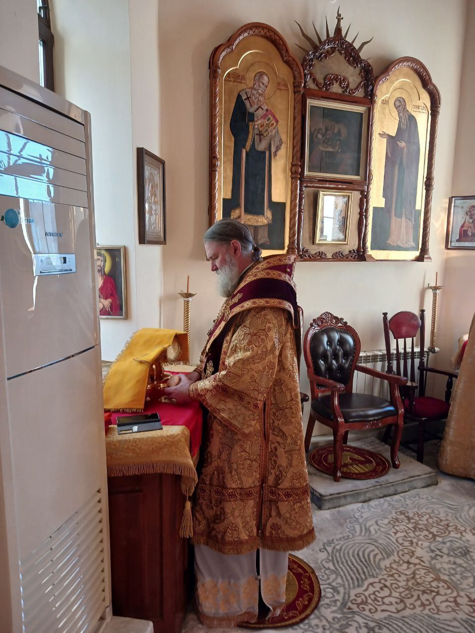 Епископ Игнатий совершил воскресную Литургию в Свято-Георгиевском храме города Байконур