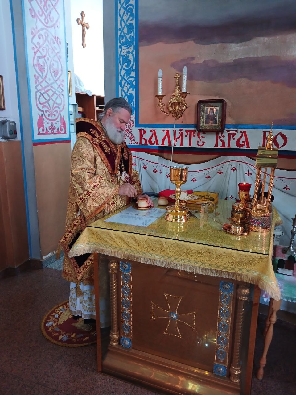 В день памяти пророка Ионы епископ Игнатий совершил воскресную Литургию в Свято-Никольском соборе Актюбинска