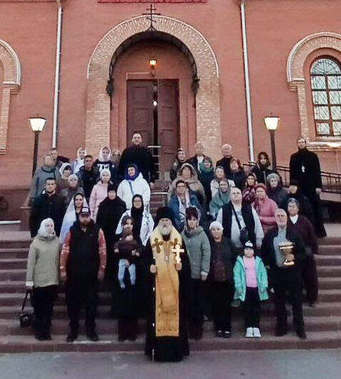 Епископ Игнатий совершил молебен о путешествующих для группы паломников, оправляющихся в Дивеево