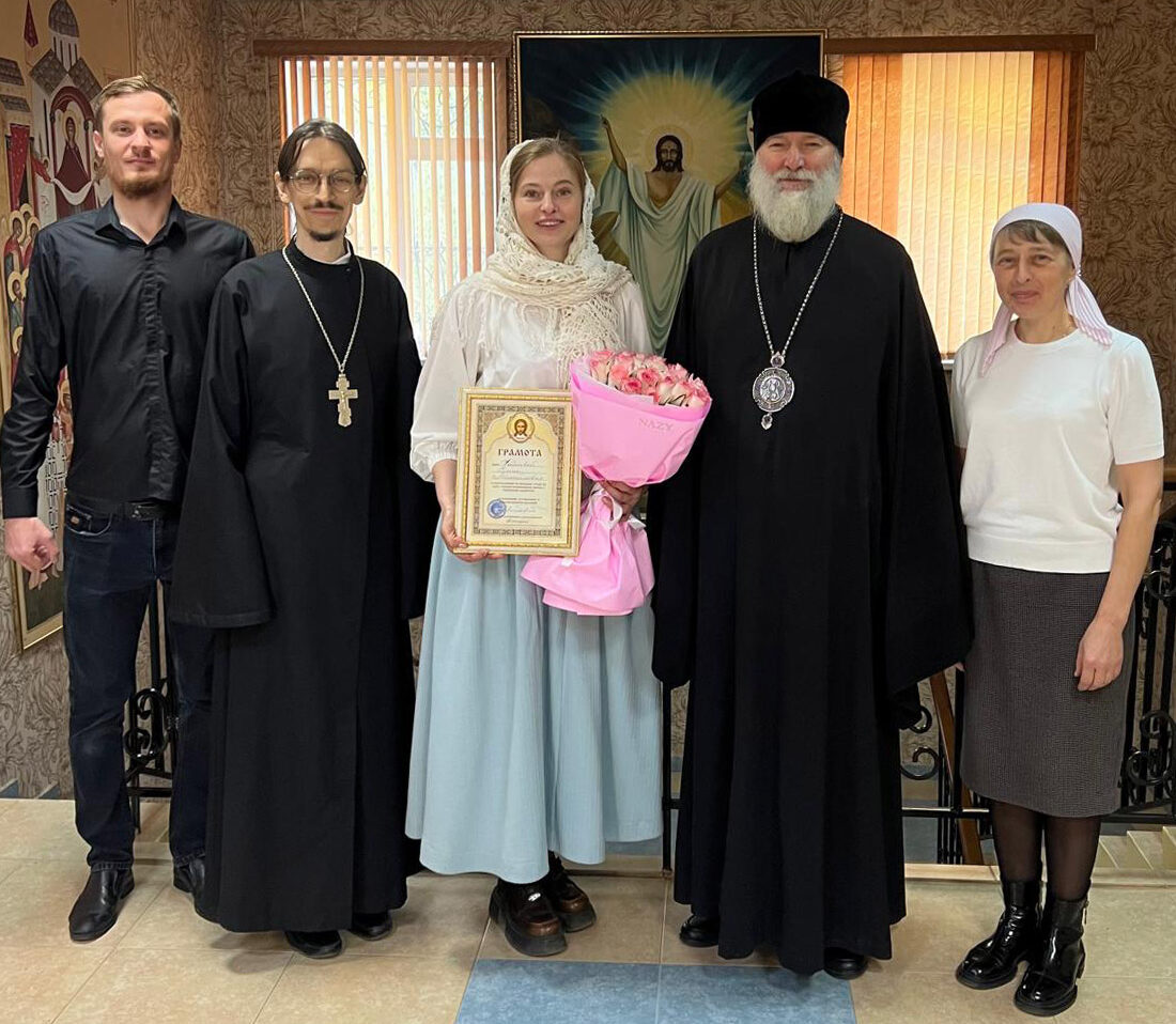 Епископ Игнатий поздравил с днем рождения сотрудницу Никольского кафедрального собора города Актобе