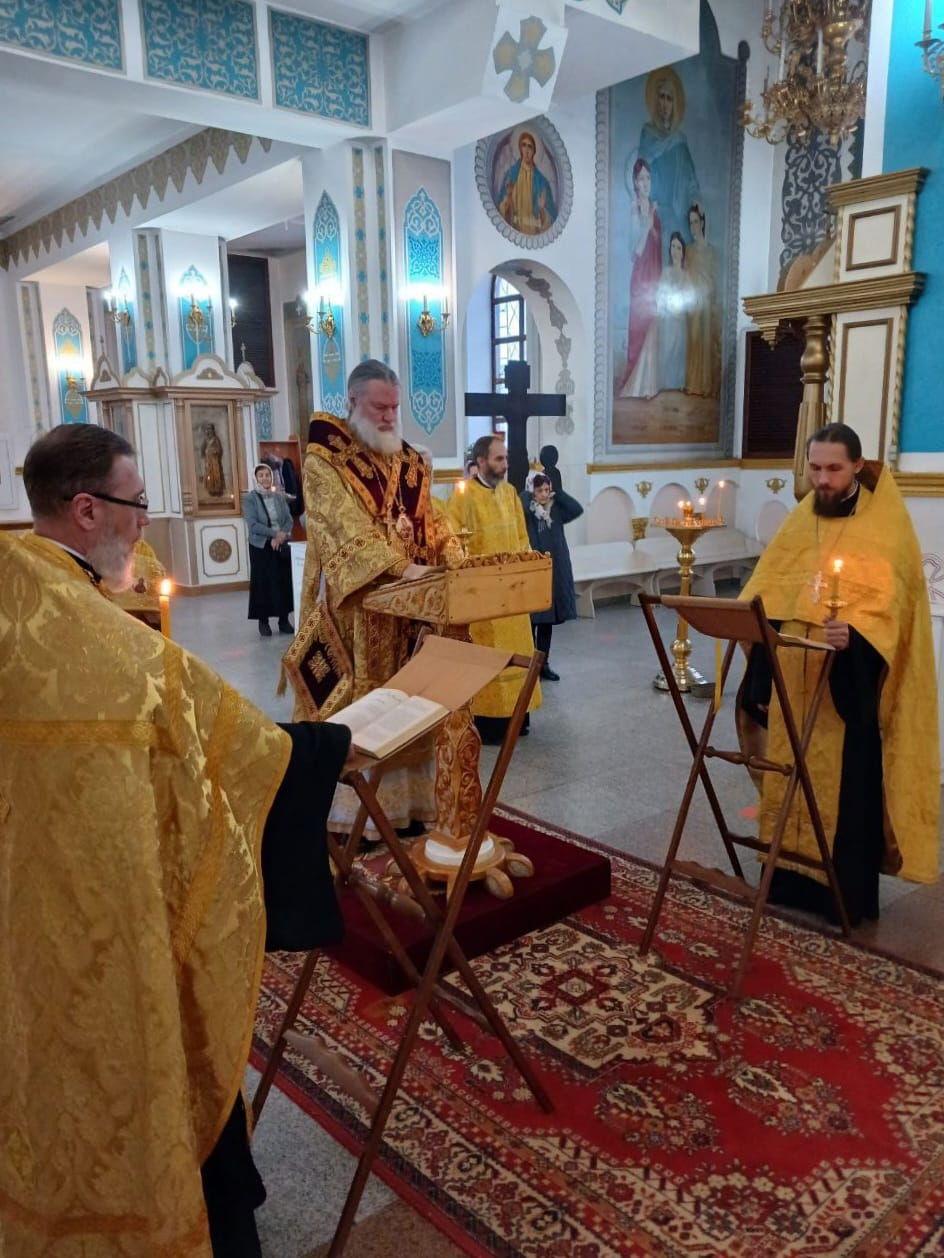В канун дня памяти святителя Николая, архиепископа Мир Ликийских епископ Игнатий совершил всенощное бдение