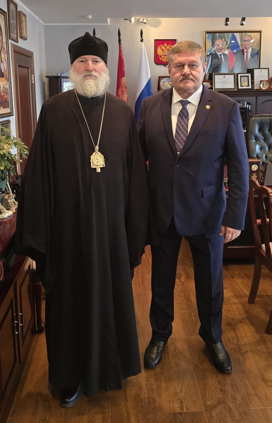 Епископ Игнатий поздравил с 60-летием Главу города Байконур Бусыгина К.Д.