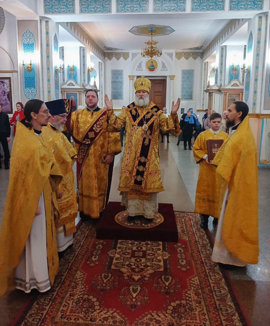 В воскресный день епископ Игнатий совершил Божественную литургию в Никольском соборе Актобе