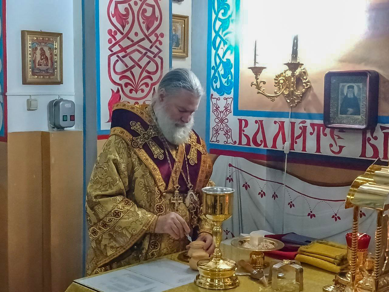 Епископ Игнатий совершил Литургию воскресного дня в Никольском соборе Актобе