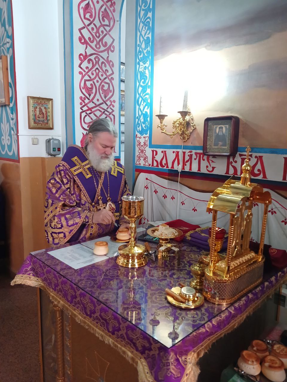 В Неделю Крестопоклонную епископ Игнатий совершил Литургию в главном храме Актобе