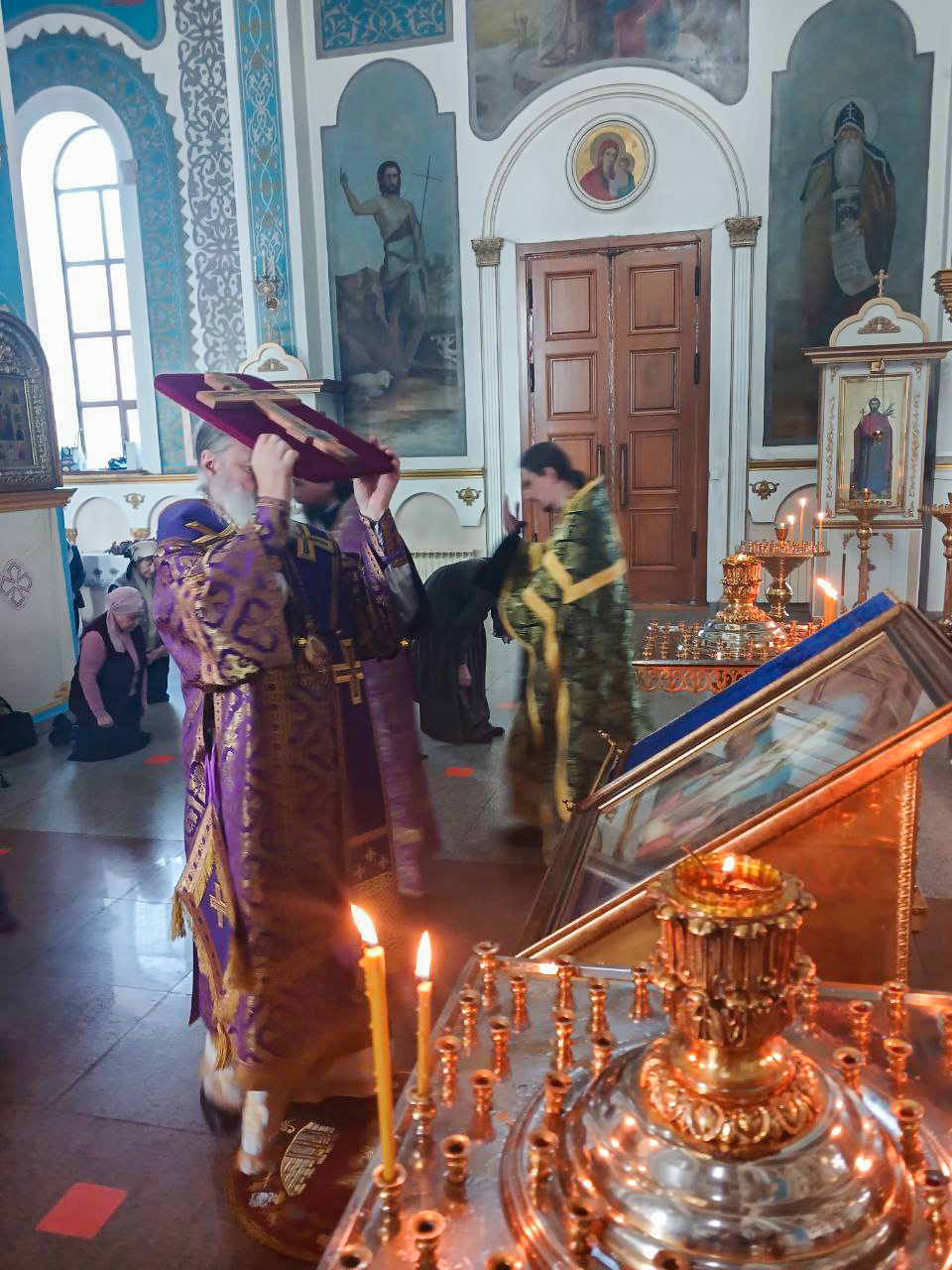 В канун Крестопоклонной недели епископ Игнатий совершил всенощное бдение с чином выноса Креста в кафедральном соборе Актюбинска