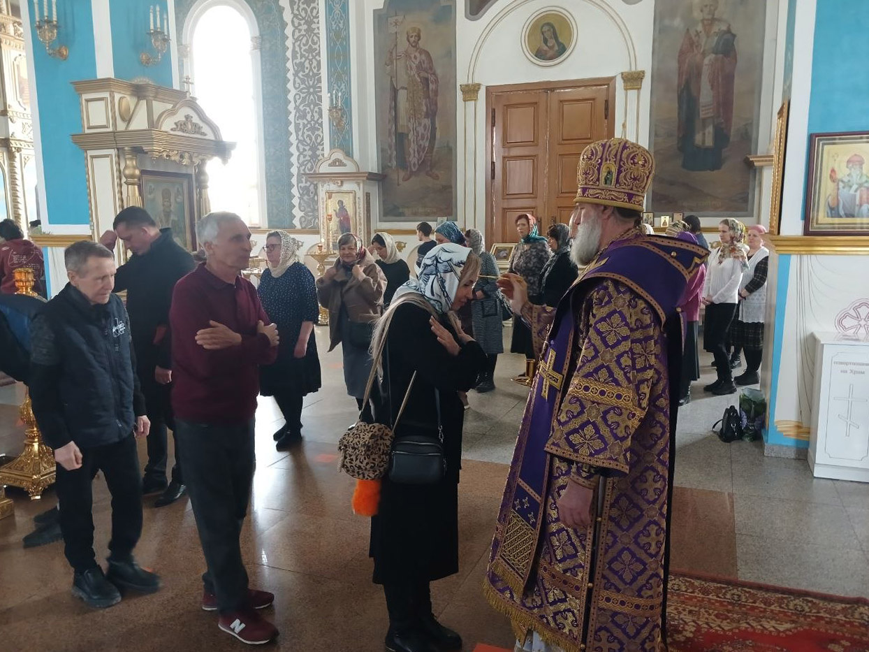 В канун воскресного дня епископ Игнатий совершил всенощное бдение в главном храме Актюбинска