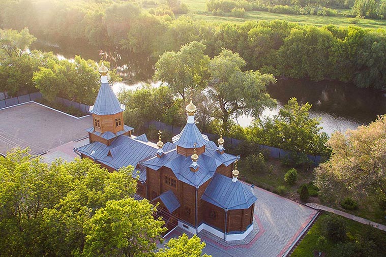 Епископ Игнатий сослужил за Литургией митрополиту Александру в Феодоровской церкви Покровского монастыря города Уральска