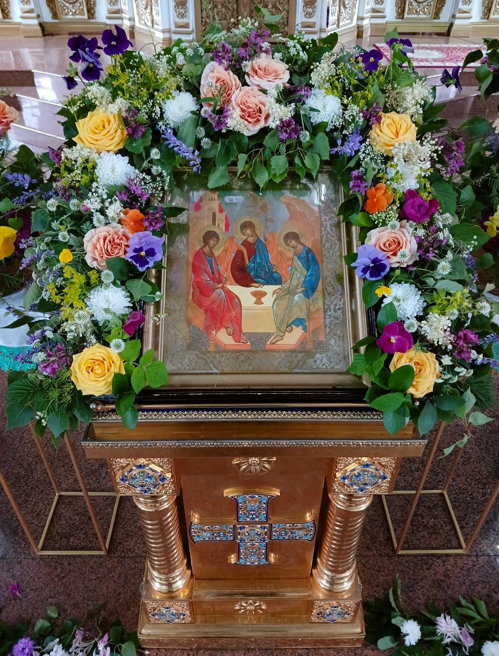 День святой Троицы. Епископ Игнатий возглавил Литургию в Свято-Никольском соборе Актобе