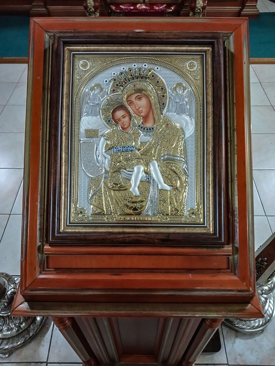 В день памяти иконы Божией Матери «Достойно Есть» епископ Игнатий совершил Литургию в нижнем приделе Никольского кафедрального собора Актобе